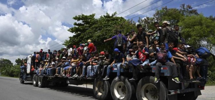 México: Guardias impiden el paso de caravana de migrantes