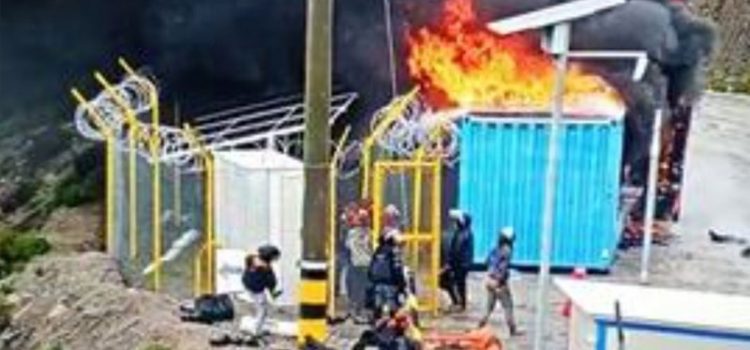 Incendian garita de control de Las Bambas y queman maquinaria pesada en enfrentamiento