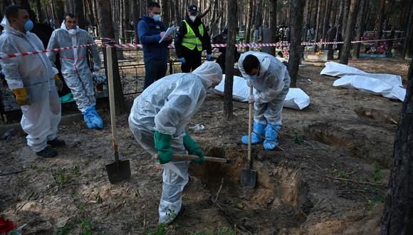 Ucrania afirma que se exhumaron 436 cuerpos en Izyum