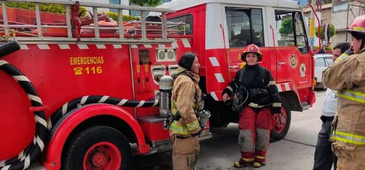 Personal de bomberos femenino apagó incendio en vivienda