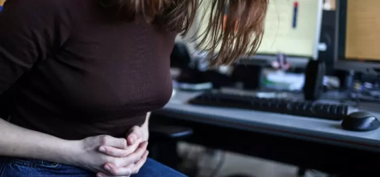 Francia evalúa descansos laborales para menstruaciones dolorosas