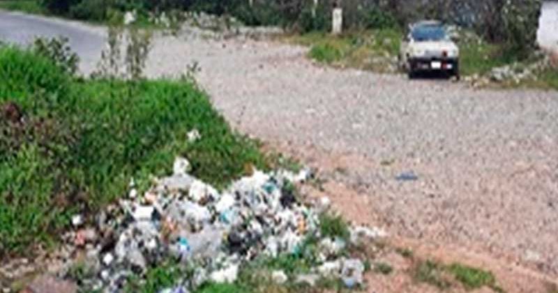 Viajeros arrojan desperdicios en la vía que conduce de Abancay hacia Curahuasi