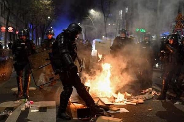 Francia vive una tercera jornada de protestas marcada por la violencia: queman importante biblioteca