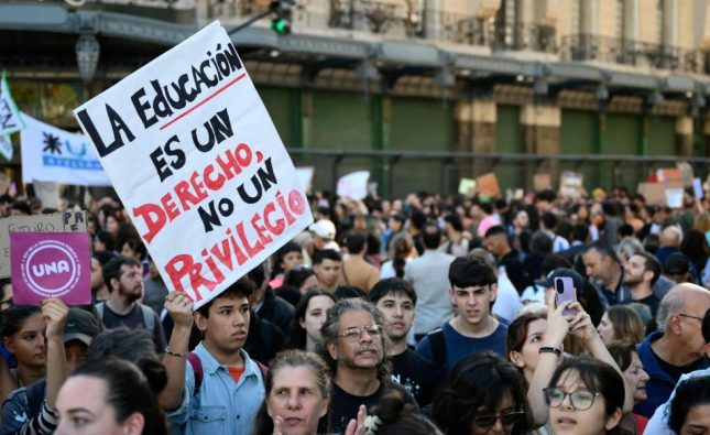 Argentina: multitudinaria marcha contra las políticas universitarias de Milei