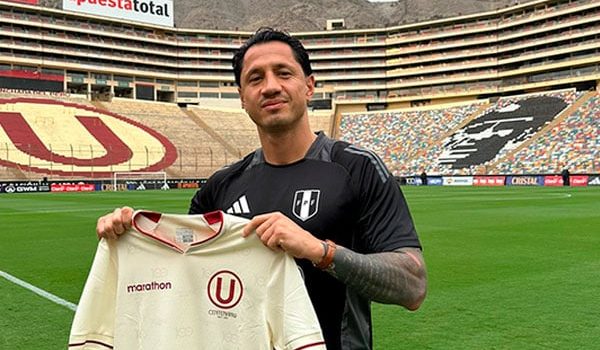 Gianluca Lapadula posa con la camiseta de Universitario: ¿Será el próximo delantero merengue?