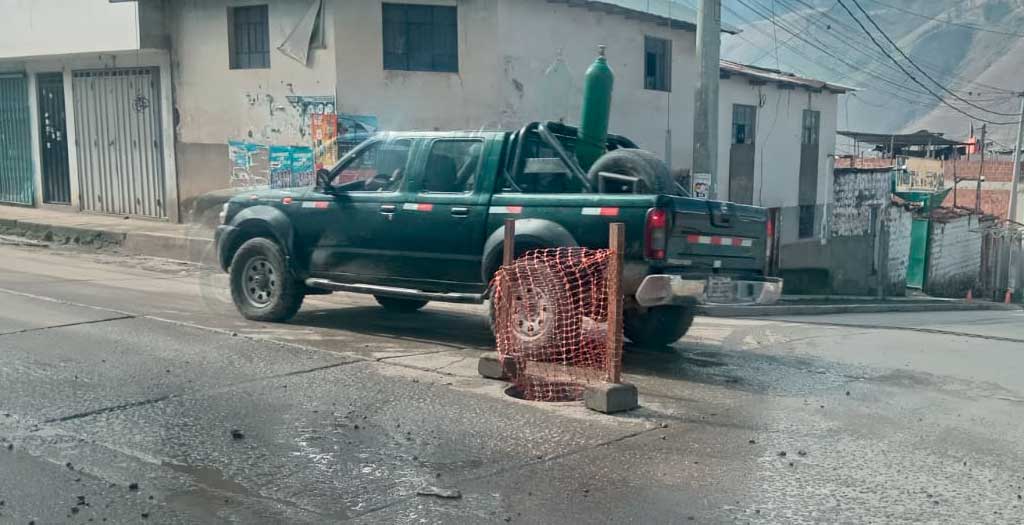 Buzón sin tapa en Prolongación Seoane con av. 4 de Noviembre un riesgo inminente
