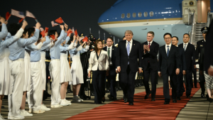 Donald Trump aterriza en Pekín para reunirse con Xi Jinping