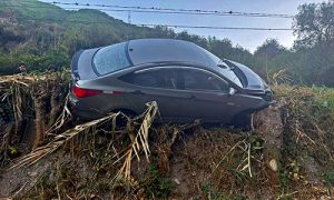 Auto que viajaba de Abancay a Cusco se despista en Limatambo y pasajeros resultan ilesos
