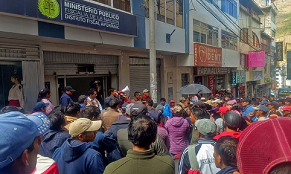 Compañeros de víctima que fue acuchillado en Las Américas exigen justicia