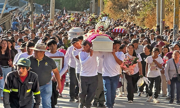 Dieron cristiana sepultura a Elena Chávez, Julián Serrano y una bebé tras accidente en Chapimarca