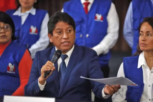Critican a defensor del Pueblo por frase que alienta al cierre del Congreso