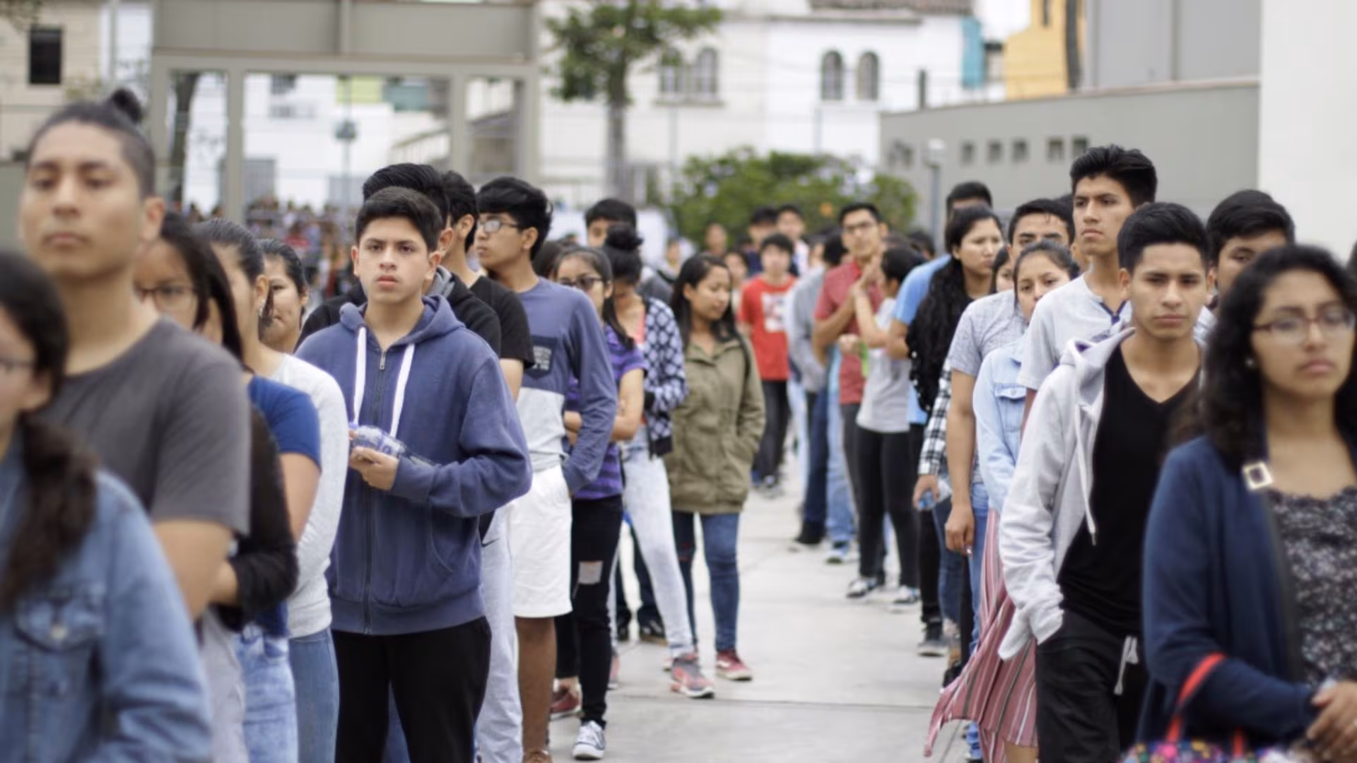 La economía crece 3.56% en julio, pero el empleo juvenil continúa estancado